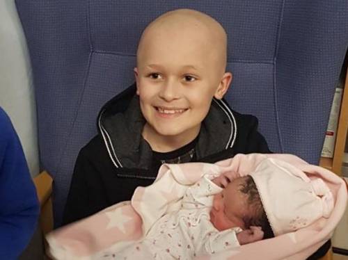 Malato di tumore, muore a 9 anni dopo aver visto nascere la sorellina: "Sarò il suo angelo custode"