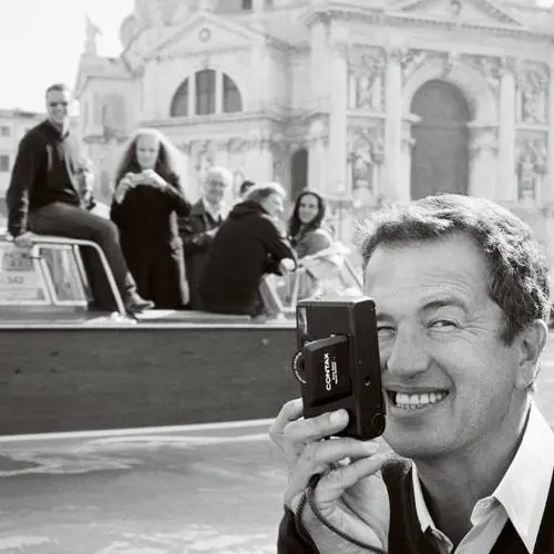 Molestie, il fotografo Mario Testino cacciato da Vogue