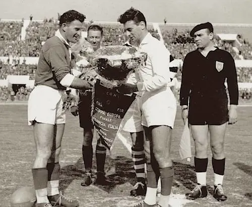 Rosi tra mete, volate e pugni la voce di velluto della Tv