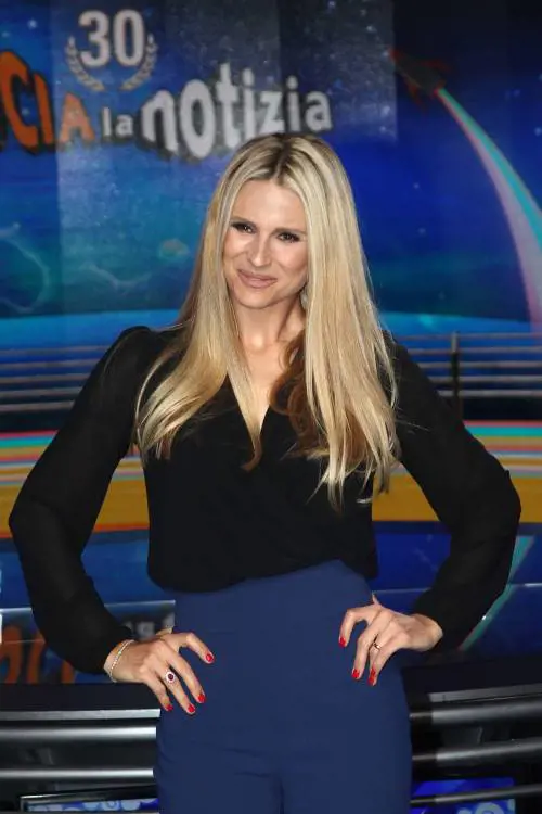 La Hunziker zittisce la Lucarelli: "Scrivi solo cose false, ​noi aiutiamo le donne"