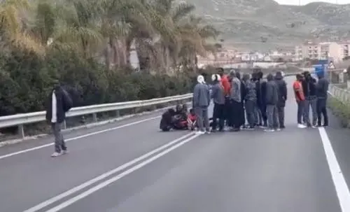 Agrigento, migranti occupano la statale