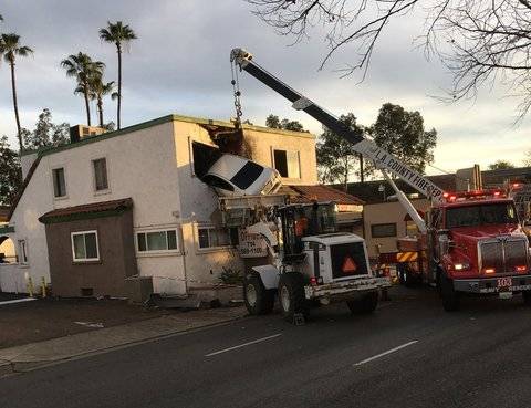 California, auto sbatte contro spartitraffico e si conficca in una palazzina