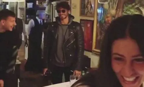 De Martino: "Sono single". Ma alla festa a sorpresa c'è pure l'Ambrosio