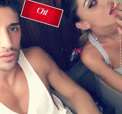 Iannone su Belen: "Mangiamo un brodino e alle dieci a nanna"