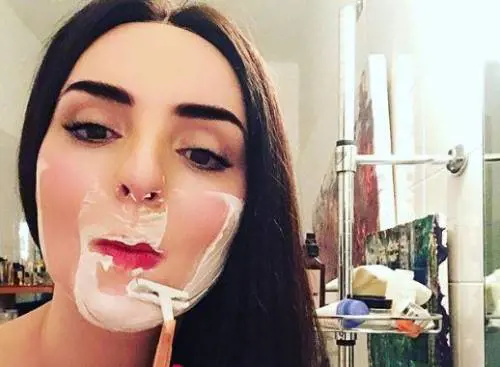 Arisa e il rasoio: "Adoro immaginarti mentre sorridi"