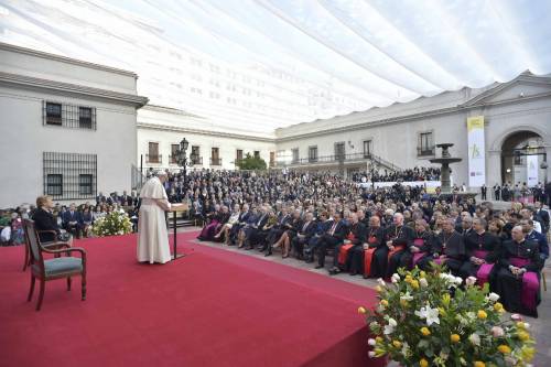 Cile, il Papa incontra i mapuche: "Non esistono culture superiori o inferiori"