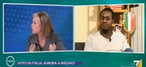 "Lei è nero", "E lei maleducata". Ed è lite con la cronista del Manifesto