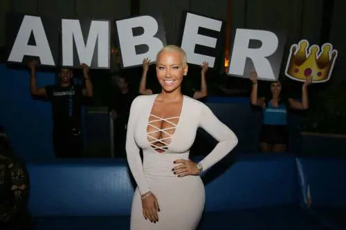Amber Rose si fa ridurre il seno: protestano i social