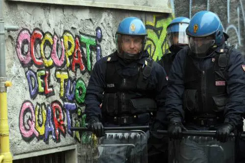 Finisce in ospedale a 71 anni Gli stranieri le occupano casa