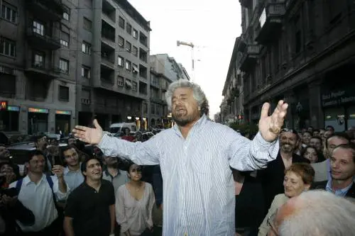 Ora Grillo fa il pompiere: "Calma, è solo politica"