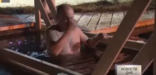 Putin a petto nudo entra nel lago ghiacciato