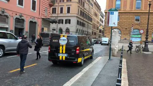 Quel furgoncino M5S parcheggiato alla fermata del bus