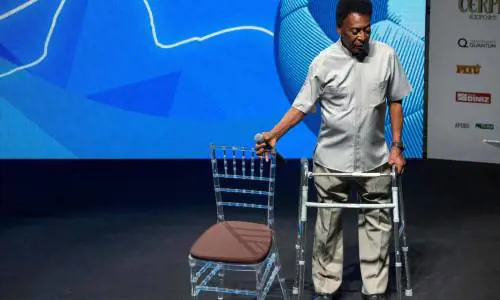 Pelé ricoverato d'urgenza a Parigi. "Ma non è in pericolo di vita"