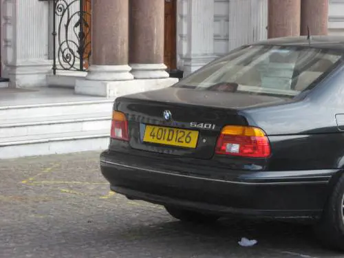 Una targa straniera in una foto d'archivio