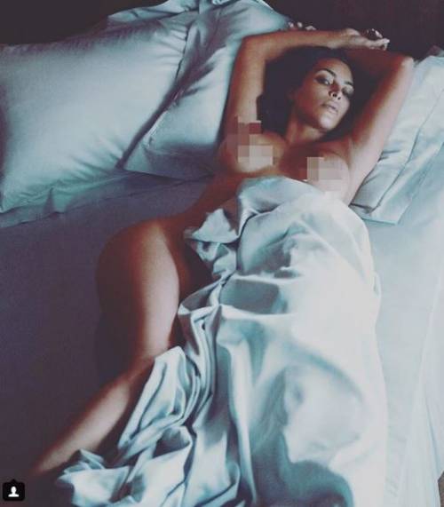 La "buonanotte" bollente di Kim Kardashian 