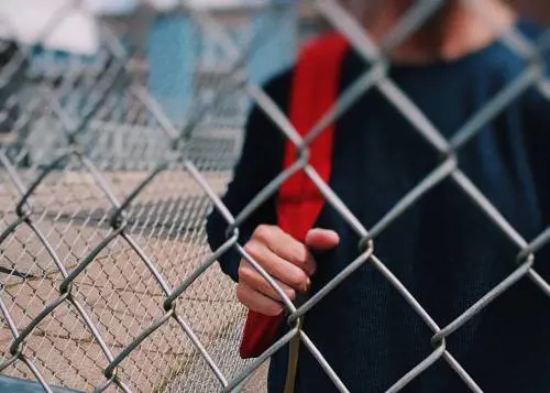 Bimbo di 8 anni abbandonato per strada: "Mamma e papà non mi vogliono"