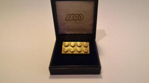 Le aste più strambe? Lego d'oro e polvere lunare