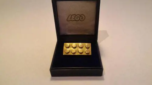 Le aste più strambe? Lego d'oro e polvere lunare