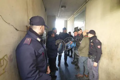 Blitz alle Case bianche "Non basta uno sfratto a combattere il racket"