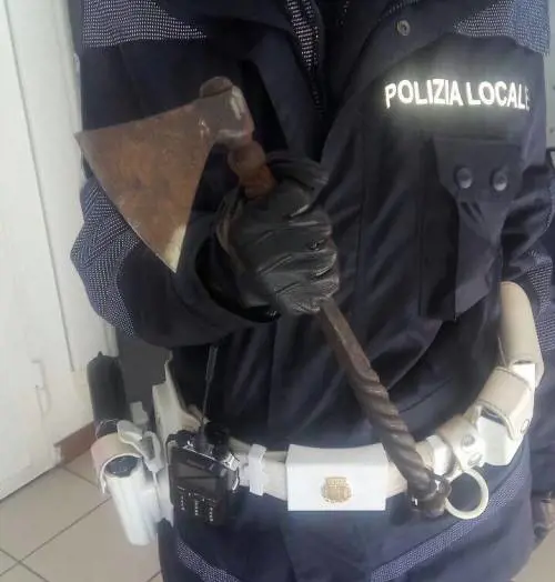 Un 59enne per strada con un'ascia. Bloccato dai vigili di quartiere