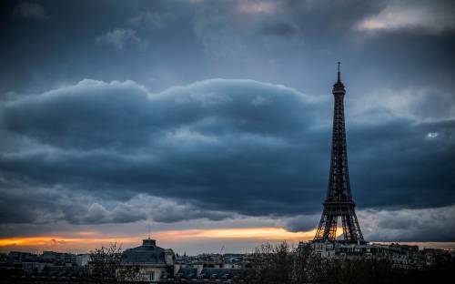 Maltempo, nuvole e interminabile buio. L'Europa si è spenta