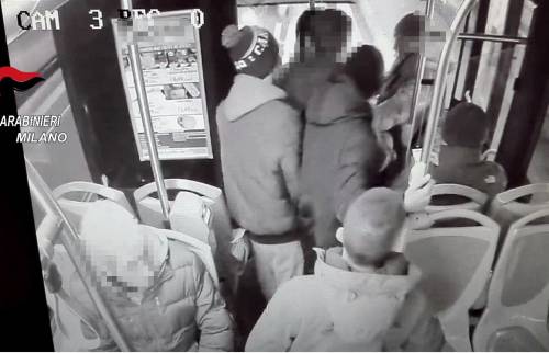 Lite sul bus, accoltella un ragazzino