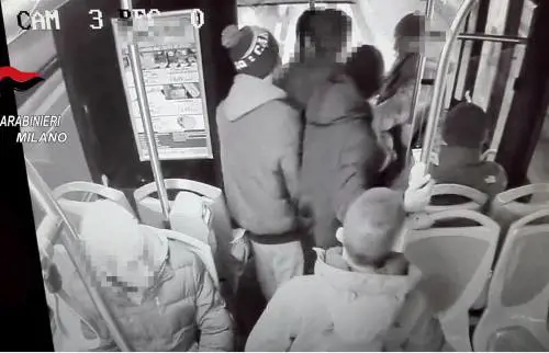 Lite sul bus, accoltella un ragazzino