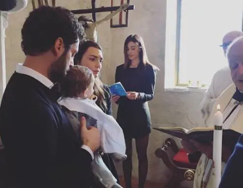 Belen e le critiche per la gonna corta al battesimo