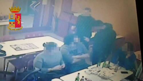 Gli nega una sigaretta, lui lo colpisce: incastrato dalle telecamere