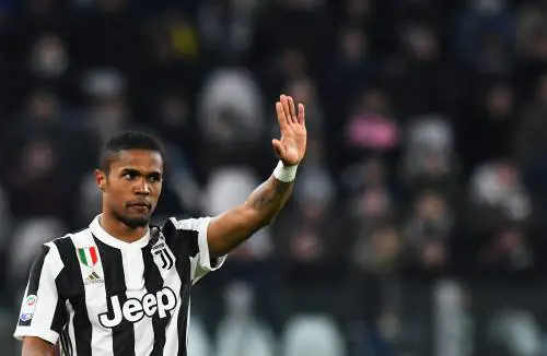 Juventus, incidente stradale per Douglas Costa