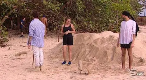 Isola dei Famosi, Giucas e Amaurys fanno i bisogni in diretta