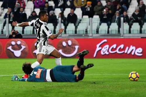 Signora avanti piano: basta Douglas Costa e resta in scia al Napoli