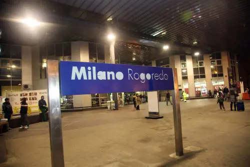 Bandiere di Forza Italia nell'inferno Rogoredo: "La sicurezza è libertà"