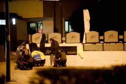 "Ho ucciso mia moglie". Spara dal balcone e alla fine si ammazza