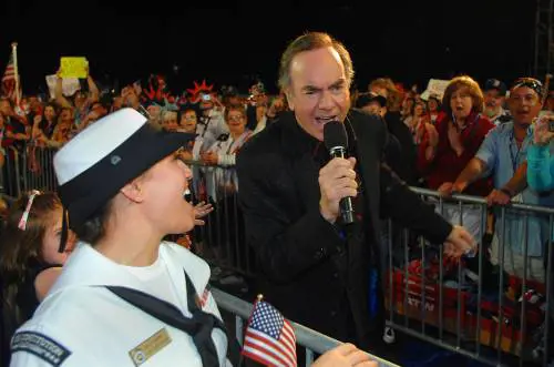 Neil Diamond ha interrotto il tour perché ha il Parkinson
