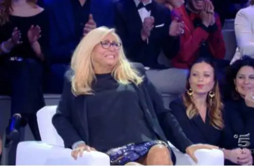 Isola dei Famosi, piccolo incidente per Mara Venier. L'opinionista si contorce dal dolore
