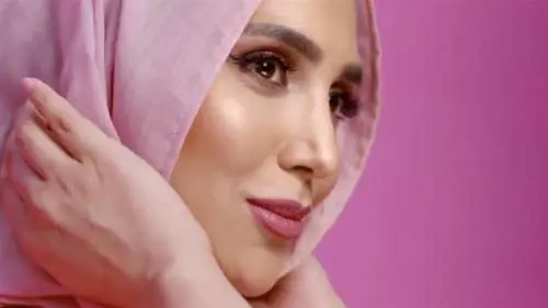 Bufera per post anti-Israele, modella velata "divorzia" da l'Oreal