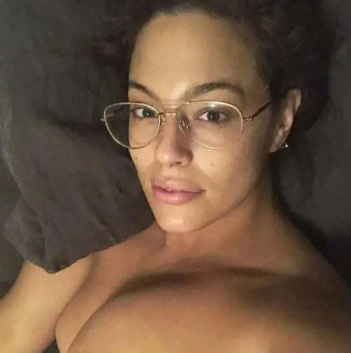 Ashley Graham sexy con gli occhiali