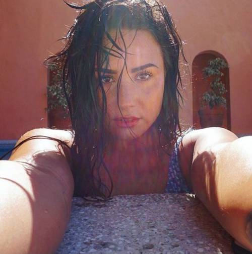 Demi Lovato sensuale in piscina
