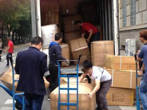 Multano auto in doppia fila, negozianti cinesi aggrediscono vigili