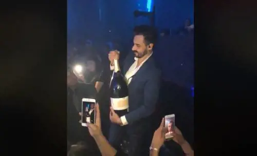 Ibiza, gli cade la magnum da 34mila euro: la disperazione del festeggiato