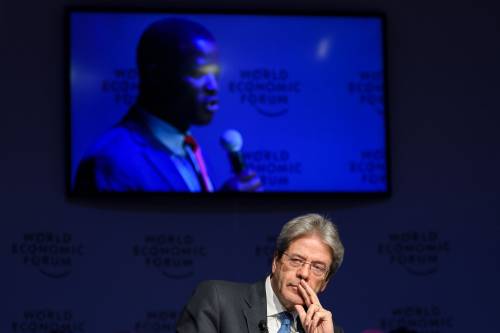 Il piano di Gentiloni a Davos: "Non chiuderemo porti ai migranti"