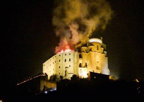 Torino, va a fuoco il tetto dell’abbazia che ispirò "Il nome della rosa" di Eco