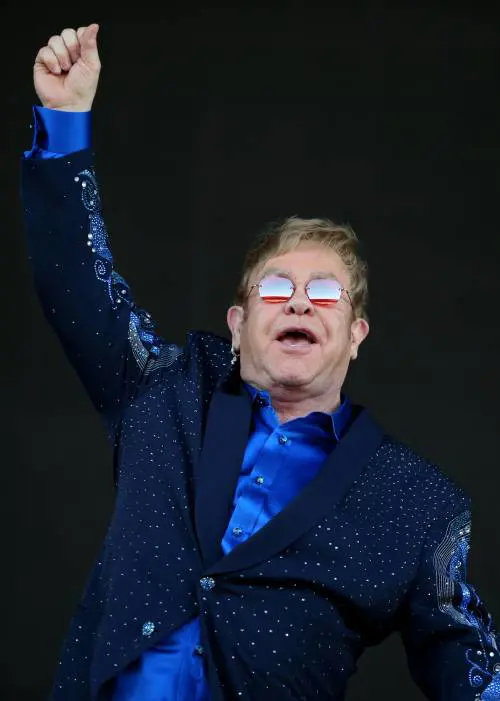 Elton John si ritira a metà. Farà un tour di tre anni (per dire che è l'ultimo...)