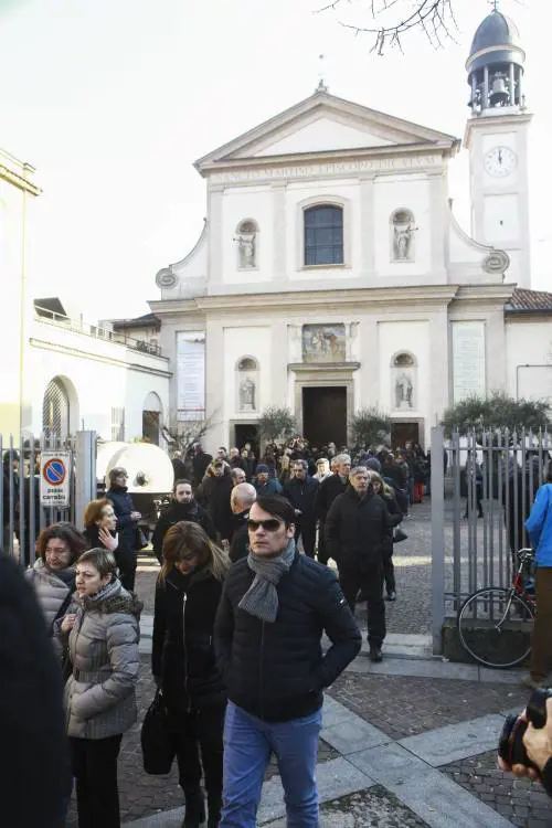 I funerali dell'operaio eroe "È stato capace di dare la vita"