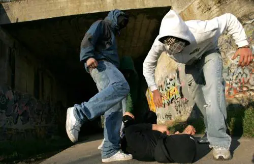 Bullo picchia il figlio di 10 anni, i genitori lo prendono a sprangate