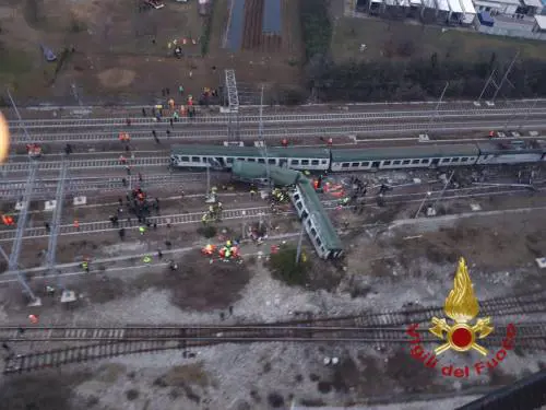 Treno deragliato, è polemica politica: "Troppi tagli"