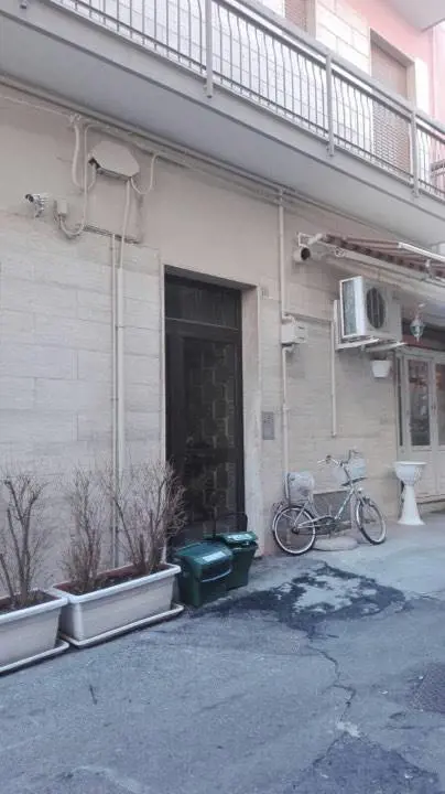 Mola di Bari, ragazza segregata in casa in condizioni di degrado