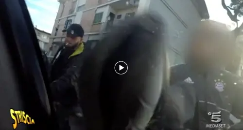 Napoli, calci a Brumotti: ecco il video dell'aggressione