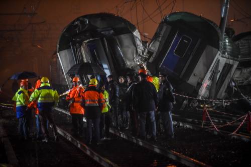Milano, deraglia un treno pieno di pendolari: morte tre donne